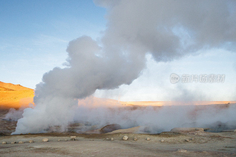 风景秀丽的日出Sol de Mañana地热地区在Altiplano，玻利维亚